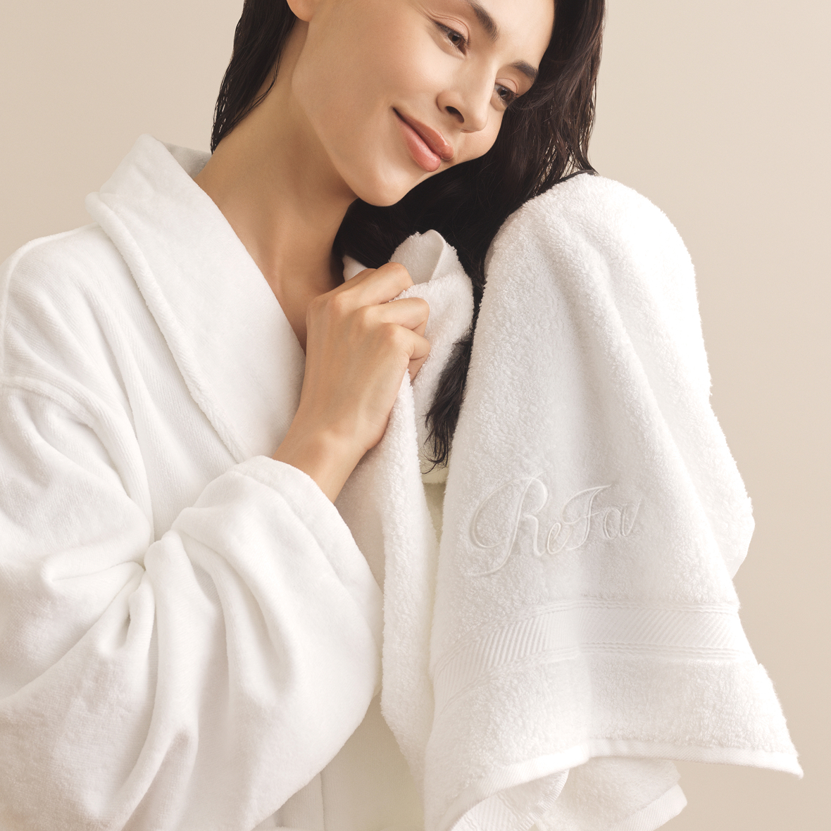 優れた吸水性と、 摩擦の少ない肌触りを追求。 触れるたび、あなたを美しく導く タオル。 毎日触れるものだからこそ、 ReFaは髪と肌の美しさを守る特別なタオルをつくりました。 厳選されたエジプト超長綿と独自パイル製法で、 タオルドライによる摩擦ダメージを低減。 触れるたび心地よさに包まれる上質な時間をあなたに届けます。