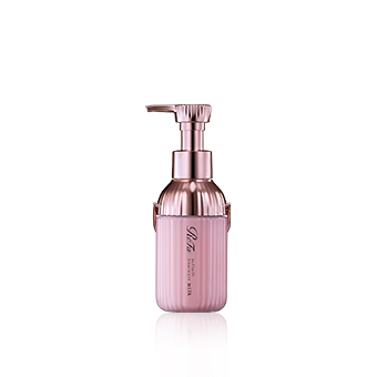 Photo：ReFa MILK PROTEIN OUTBATH TREATMENT PINK