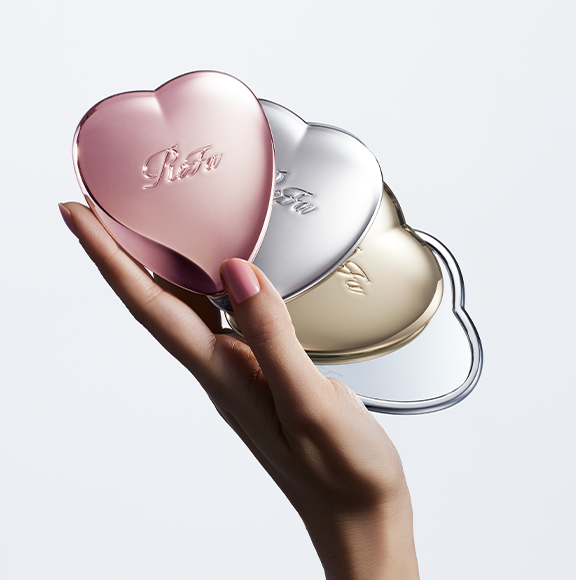 妆备随身，优雅时刻在线，心形闪耀妆发镜。“ReFa HEART MIRROR” 将于2025年6月23日开始发售。