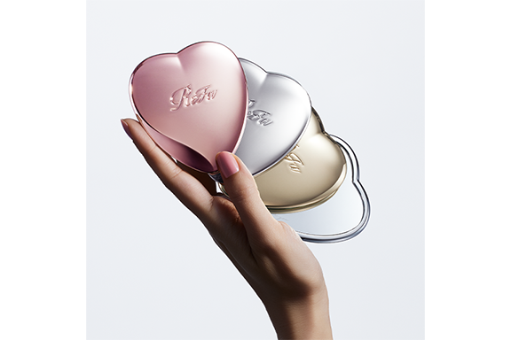 妆备随身，优雅时刻在线，心形闪耀妆发镜。“ReFa HEART MIRROR” 将于2025年6月23日开始发售。